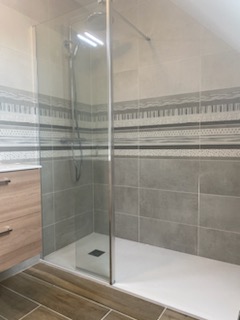 Carrelage grand format douche italienne — Saint-Malo