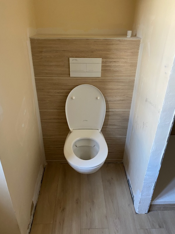 WC suspendu carrelage imitation bois — Dinard